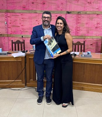 Priscila Vilela recebe moção em homenagem a idealização da FLICART do Vereador Samuel Sanseverino