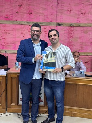 Manuel Flávio receberam a moção em homenagem a idealização da FLICART do Vereador Samuel Sanseverino