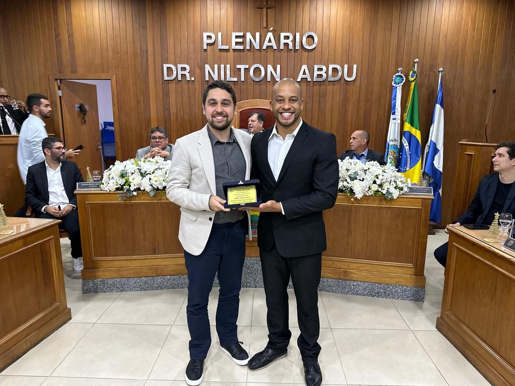 George Silva entrega a Condecoração Legislativa Manoel José Soares "Gente que faz" a Chandy Fonseca Teixeira